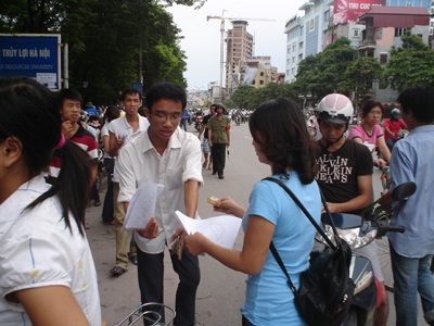 Chưa tan thi, “đáp án” đã bán đầy cổng trường - 1 Chưa tan thi, “đáp án” đã bán đầy cổng trường - 1
