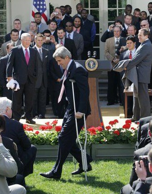 Chùm ảnh: Khi các chính trị gia phải mang nạng, bó bột - 6