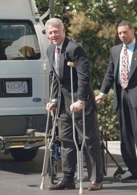 Chùm ảnh: Khi các chính trị gia phải mang nạng, bó bột - 5