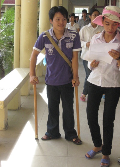 Chống nạng đến trường thi - 2