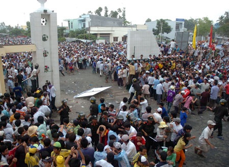 CS Đồng Tháp thua, sân Cao Lãnh “loạn” - 1 CS Đồng Tháp thua, sân Cao Lãnh “loạn” - 1