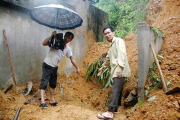Mưa lũ hoành hành, hơn 10 người chết và mất tích - 1 Mưa lũ hoành hành, hơn 10 người chết và mất tích - 1