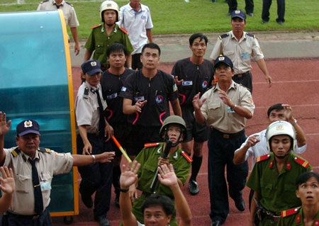 CS Đồng Tháp thua, sân Cao Lãnh “loạn” - 3 CS Đồng Tháp thua, sân Cao Lãnh “loạn” - 3