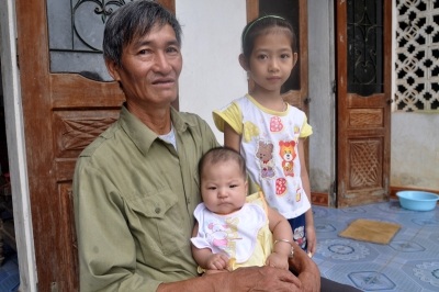 Bé gái 3 tháng tuổi bị bỏ rơi trong hộp xốp - 1 Bé gái 3 tháng tuổi bị bỏ rơi trong hộp xốp - 1