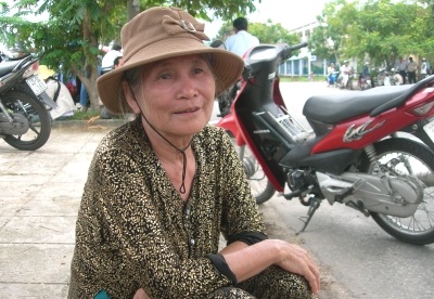 Bà 72 tuổi “xung phong” đưa cháu đi thi - 1