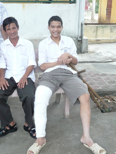 Chống gậy, mặc quần soóc thi ĐH - 1