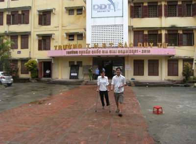 Em, đôi nạng gỗ, và anh vào trường thi - 1