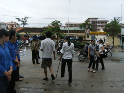 Em, đôi nạng gỗ, và anh vào trường thi - 2