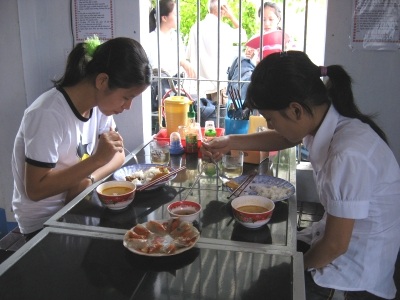 Những bữa cơm ấm lòng sĩ tử - 1