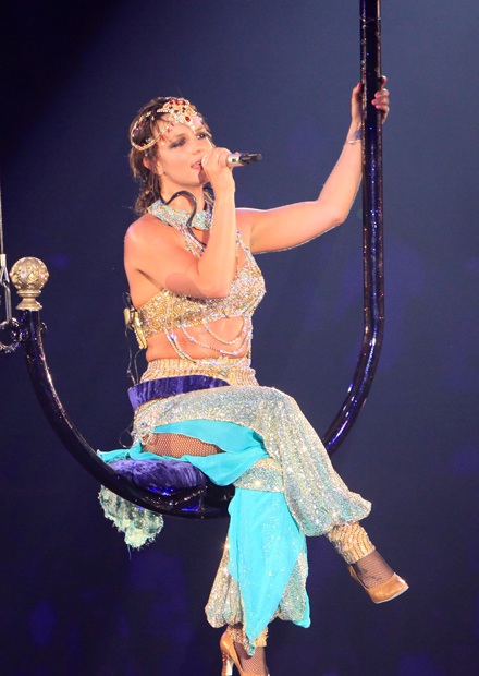 Britney mặc đồ kiệm vải, trình diễn sống động ở Paris - 2 Britney mặc đồ kiệm vải, trình diễn sống động ở Paris - 2