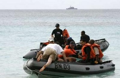 Tàu ngầm phát hiện tín hiệu hộp đen máy bay Yemen - 1 Tàu ngầm phát hiện tín hiệu hộp đen máy bay Yemen - 1