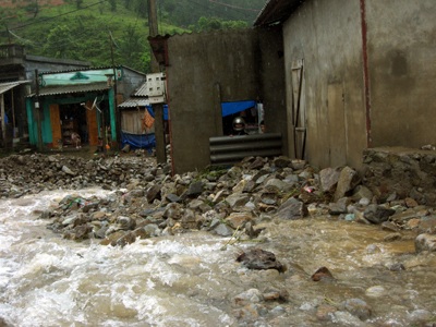 Mưa lũ “đánh” tơi tả các tỉnh phía Bắc - 1