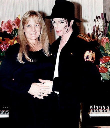 Ảnh hạnh phúc của Michael Jackson bên vợ cũ và hai con - 16