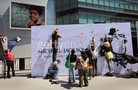 Lễ truy điệu “ông vua nhạc Pop” trước giờ G - 10