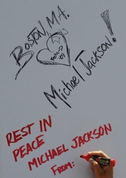 Facebook, MySpace tường thuật lễ truy điệu Michael Jackson - 1 Facebook, MySpace tường thuật lễ truy điệu Michael Jackson - 1