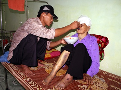 Cụ bà 81 tuổi thoát chết khó tin trong lũ quét - 2