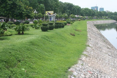 Chùm ảnh: Nhếch nhác đường bờ sông Tô Lịch - 1 Chùm ảnh: Nhếch nhác đường bờ sông Tô Lịch - 1