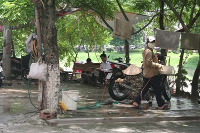 Chùm ảnh: Nhếch nhác đường bờ sông Tô Lịch - 8 Chùm ảnh: Nhếch nhác đường bờ sông Tô Lịch - 8