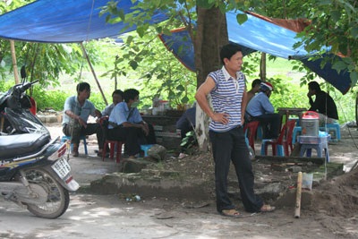 Chùm ảnh: Nhếch nhác đường bờ sông Tô Lịch - 9 Chùm ảnh: Nhếch nhác đường bờ sông Tô Lịch - 9