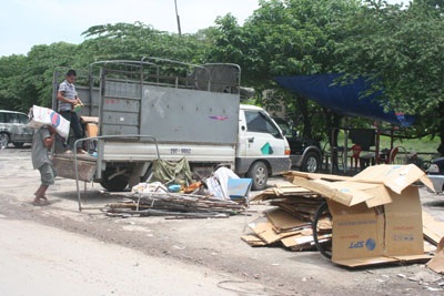 Chùm ảnh: Nhếch nhác đường bờ sông Tô Lịch - 11 Chùm ảnh: Nhếch nhác đường bờ sông Tô Lịch - 11