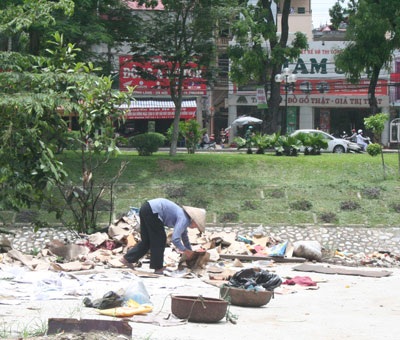 Chùm ảnh: Nhếch nhác đường bờ sông Tô Lịch - 12 Chùm ảnh: Nhếch nhác đường bờ sông Tô Lịch - 12