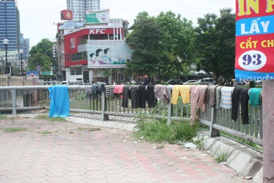 Chùm ảnh: Nhếch nhác đường bờ sông Tô Lịch - 13 Chùm ảnh: Nhếch nhác đường bờ sông Tô Lịch - 13