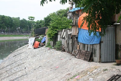 Chùm ảnh: Nhếch nhác đường bờ sông Tô Lịch - 3 Chùm ảnh: Nhếch nhác đường bờ sông Tô Lịch - 3