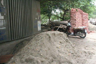 Chùm ảnh: Nhếch nhác đường bờ sông Tô Lịch - 4 Chùm ảnh: Nhếch nhác đường bờ sông Tô Lịch - 4