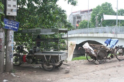 Chùm ảnh: Nhếch nhác đường bờ sông Tô Lịch - 7 Chùm ảnh: Nhếch nhác đường bờ sông Tô Lịch - 7