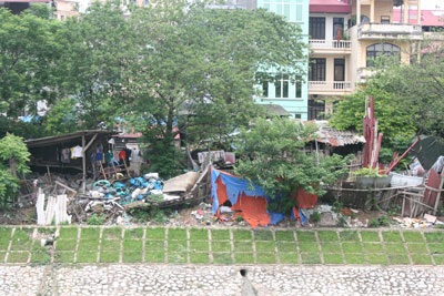 Chùm ảnh: Nhếch nhác đường bờ sông Tô Lịch - 2 Chùm ảnh: Nhếch nhác đường bờ sông Tô Lịch - 2