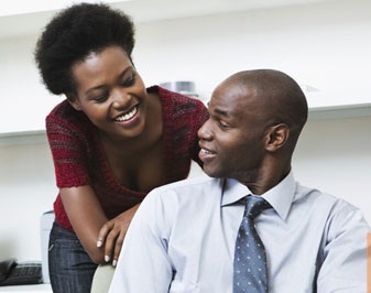 “Khó ở” vì đồng nghiệp nữ mặc áo hở ngực  - 1