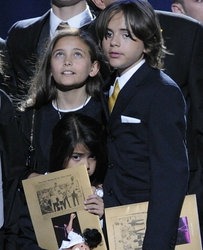 Video: Con “vua nhạc Pop” òa khóc trong lễ truy điệu cha - 5