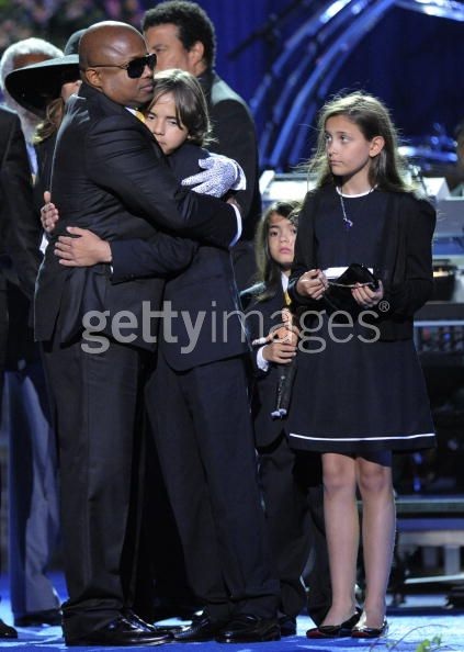 Video: Con “vua nhạc Pop” òa khóc trong lễ truy điệu cha - 4