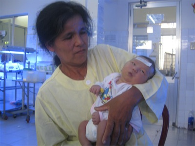 Em bé 12 ngày tuổi mắc bệnh hiểm nghèo mong được giúp đỡ - 1 Em bé 12 ngày tuổi mắc bệnh hiểm nghèo mong được giúp đỡ - 1