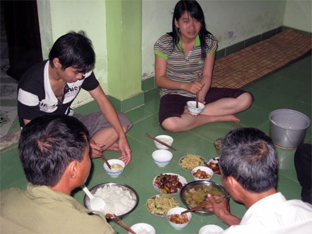 Làng nghèo xôn xao tiếp sức mùa thi - 2 Làng nghèo xôn xao tiếp sức mùa thi - 2