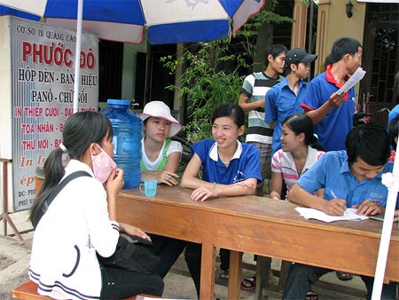 Làng nghèo xôn xao tiếp sức mùa thi - 1 Làng nghèo xôn xao tiếp sức mùa thi - 1
