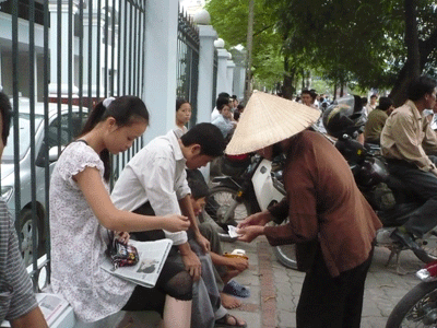 Ăn xin “trù úm” thí sinh để xin tiền phụ huynh - 2 Ăn xin “trù úm” thí sinh để xin tiền phụ huynh - 2