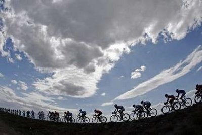 Lance Amstrong tiếp tục "phả hơi nóng" sau áo Vàng Cancellara - 11