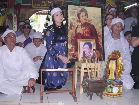 Những giọt nước mắt ân tình ngày tiễn “Má Bảy” về nơi xa... - 7 Những giọt nước mắt ân tình ngày tiễn “Má Bảy” về nơi xa... - 7
