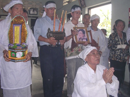 Những giọt nước mắt ân tình ngày tiễn “Má Bảy” về nơi xa... - 6 Những giọt nước mắt ân tình ngày tiễn “Má Bảy” về nơi xa... - 6