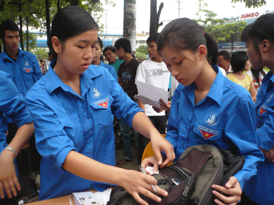 Những người “đội lốt” sinh viên tình nguyện - 4 Những người “đội lốt” sinh viên tình nguyện - 4