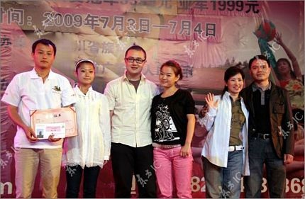 Chùm ảnh: Màn “khoá môi” gây sốc - 11 Chùm ảnh: Màn “khoá môi” gây sốc - 11
