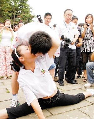Chùm ảnh: Màn “khoá môi” gây sốc - 1 Chùm ảnh: Màn “khoá môi” gây sốc - 1