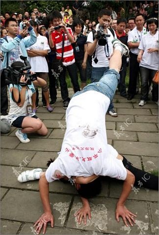 Chùm ảnh: Màn “khoá môi” gây sốc - 5 Chùm ảnh: Màn “khoá môi” gây sốc - 5