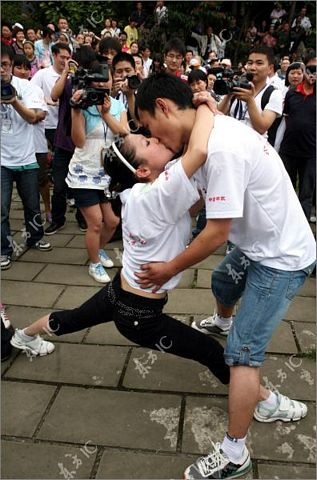 Chùm ảnh: Màn “khoá môi” gây sốc - 4 Chùm ảnh: Màn “khoá môi” gây sốc - 4