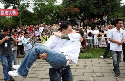 Chùm ảnh: Màn “khoá môi” gây sốc - 9 Chùm ảnh: Màn “khoá môi” gây sốc - 9