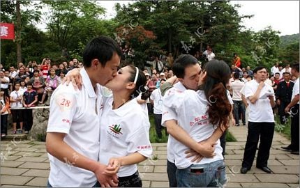 Chùm ảnh: Màn “khoá môi” gây sốc - 8 Chùm ảnh: Màn “khoá môi” gây sốc - 8