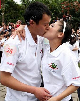 Chùm ảnh: Màn “khoá môi” gây sốc - 7 Chùm ảnh: Màn “khoá môi” gây sốc - 7