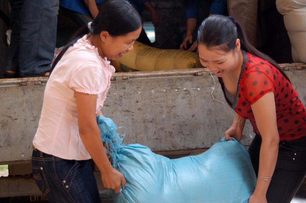 Một doanh nghiệp ủng hộ đồng bào Pác Nặm 5 tấn gạo - 3