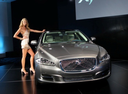 Jaguar XJ trình làng cùng siêu mẫu Elle Macpherson - 1 Jaguar XJ trình làng cùng siêu mẫu Elle Macpherson - 1
